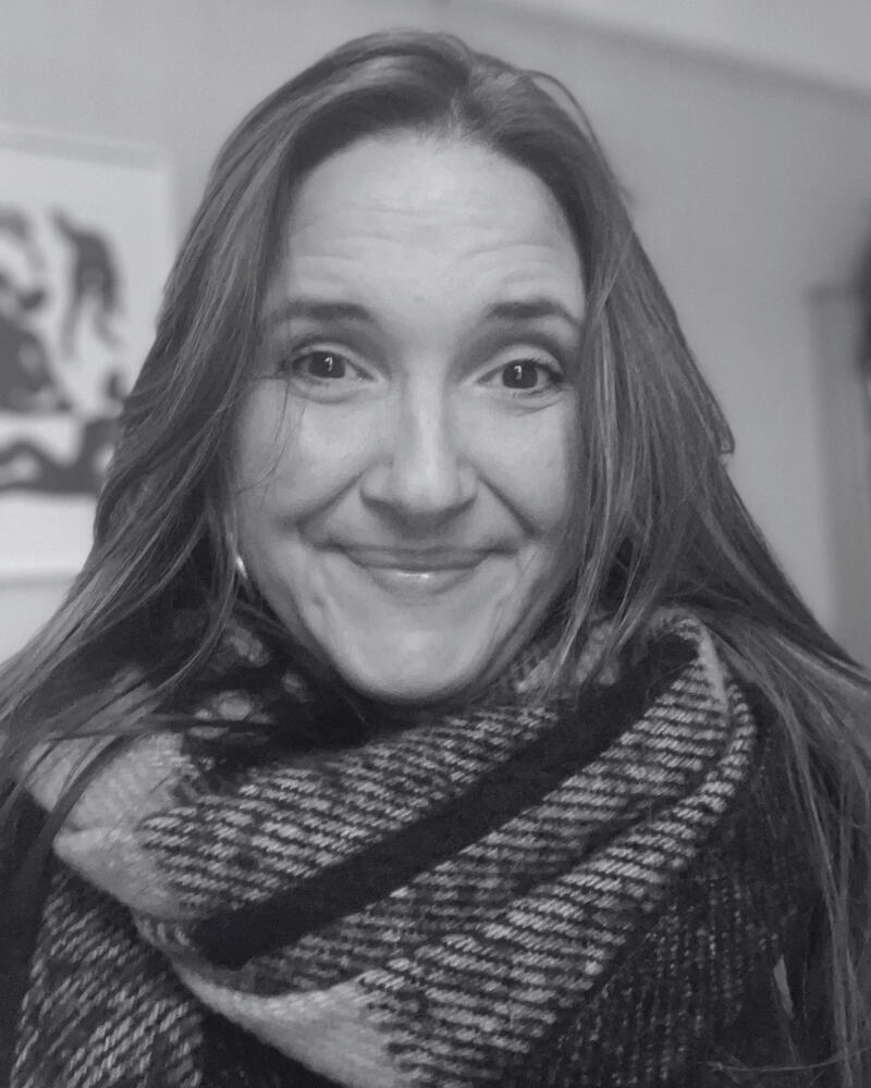 Cognitive behavioural hypnotherapist, woman wearing a scarf